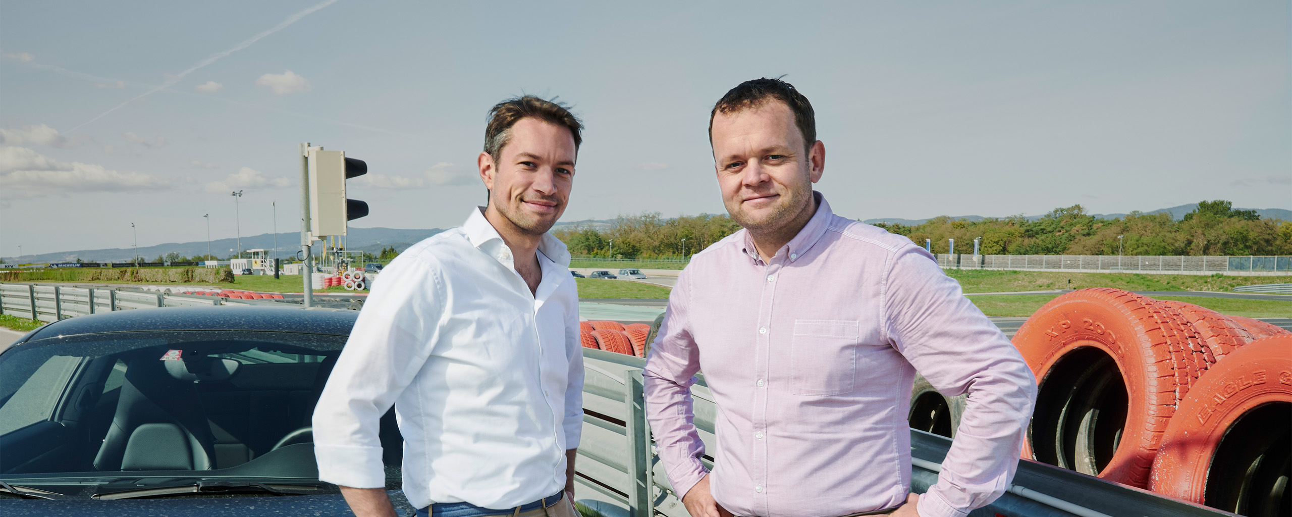 Georg Groh und Maximilian Mrstik von EFS Consulting auf der Rennstrecke