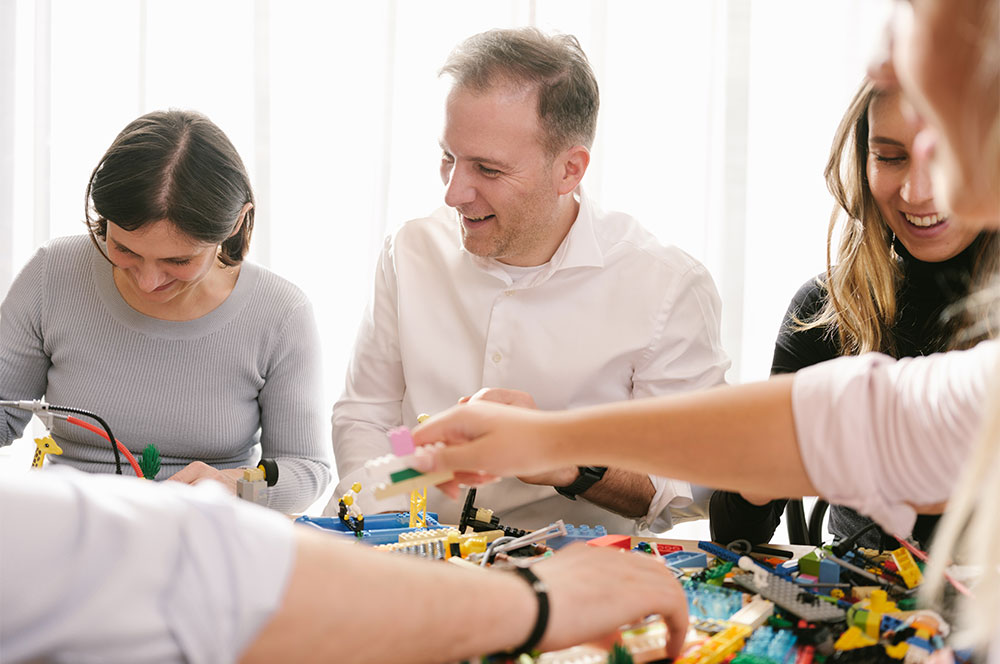 Gerlinde Felber, Wolfgang Buschan und Kathrina Fallast von EFS Consulting am Legobauen