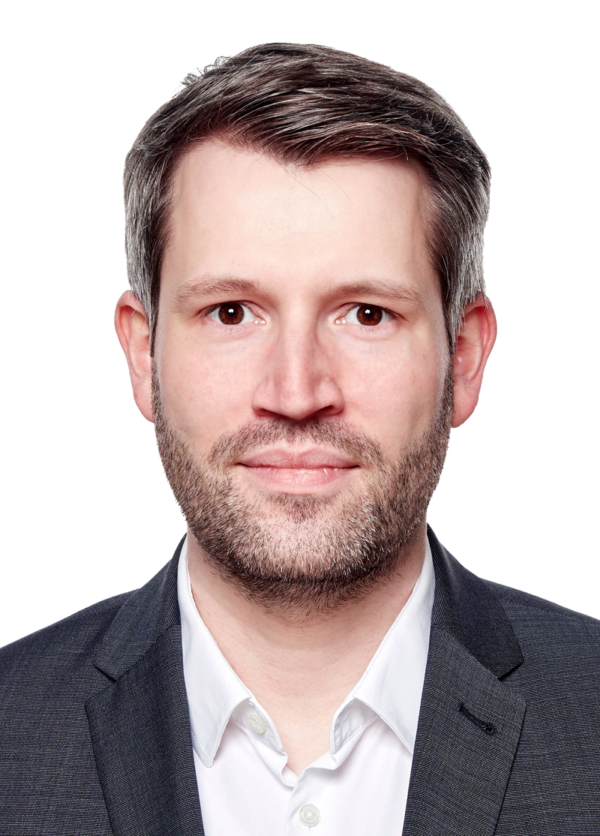 EFS Consulting Portrait von Jonas Wagner vor einem weißen Hintergrund.