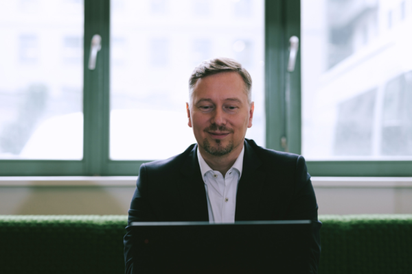 Wolfgang Walter am Laptop im EFS Meetingraum.