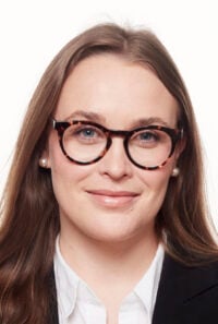 EFS Consuting Portrait Foto von Victoria Langejürgen vor einem weißen Hintergrund