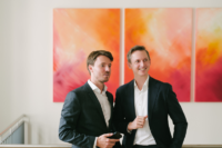 Fabian Holly und Günther Kollar-Schandlbauer nebeneinander lächelnd