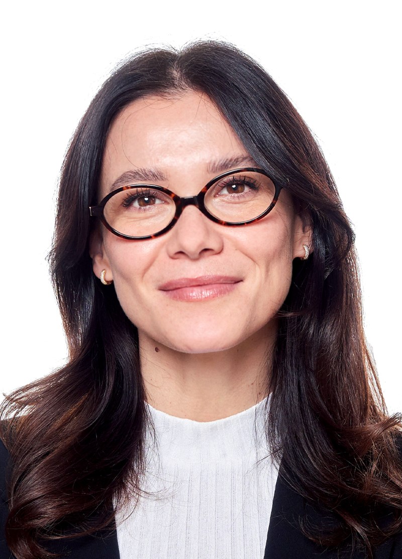 EFS Consulting Portrait von Eva-Maria Kleinfercher vor weißem Hintergrund.