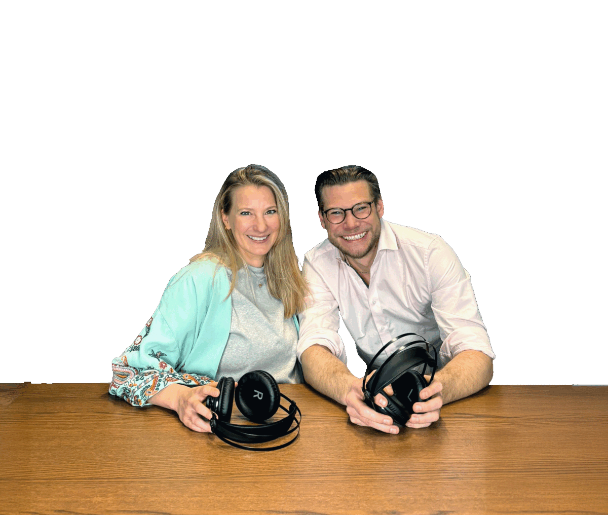 Gregor Schuh, Partner bei EFS Consulting und Irene Racher lehnen am Tisch im Podcast Studio.