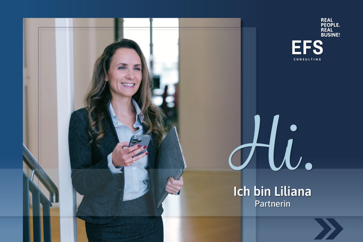 Ein Foto von Liliana Simon, Partnerin bei EFS Consulting mit einem Handy in der Hand.