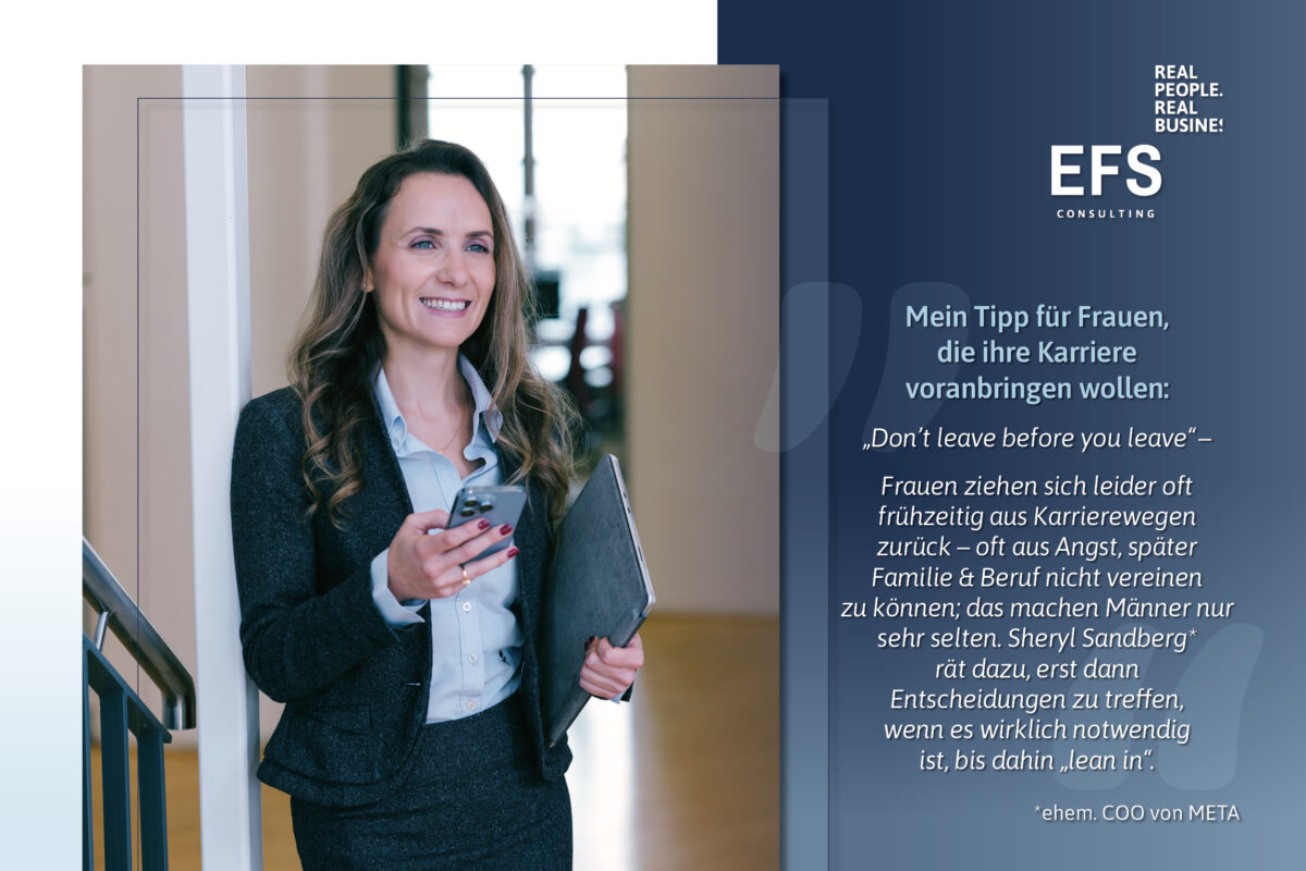 Ein Foto von Liliana Simon, Partnerin bei EFS Consulting mit einem Handy in der Hand & einem Zitat von Sheryl Sandberg.