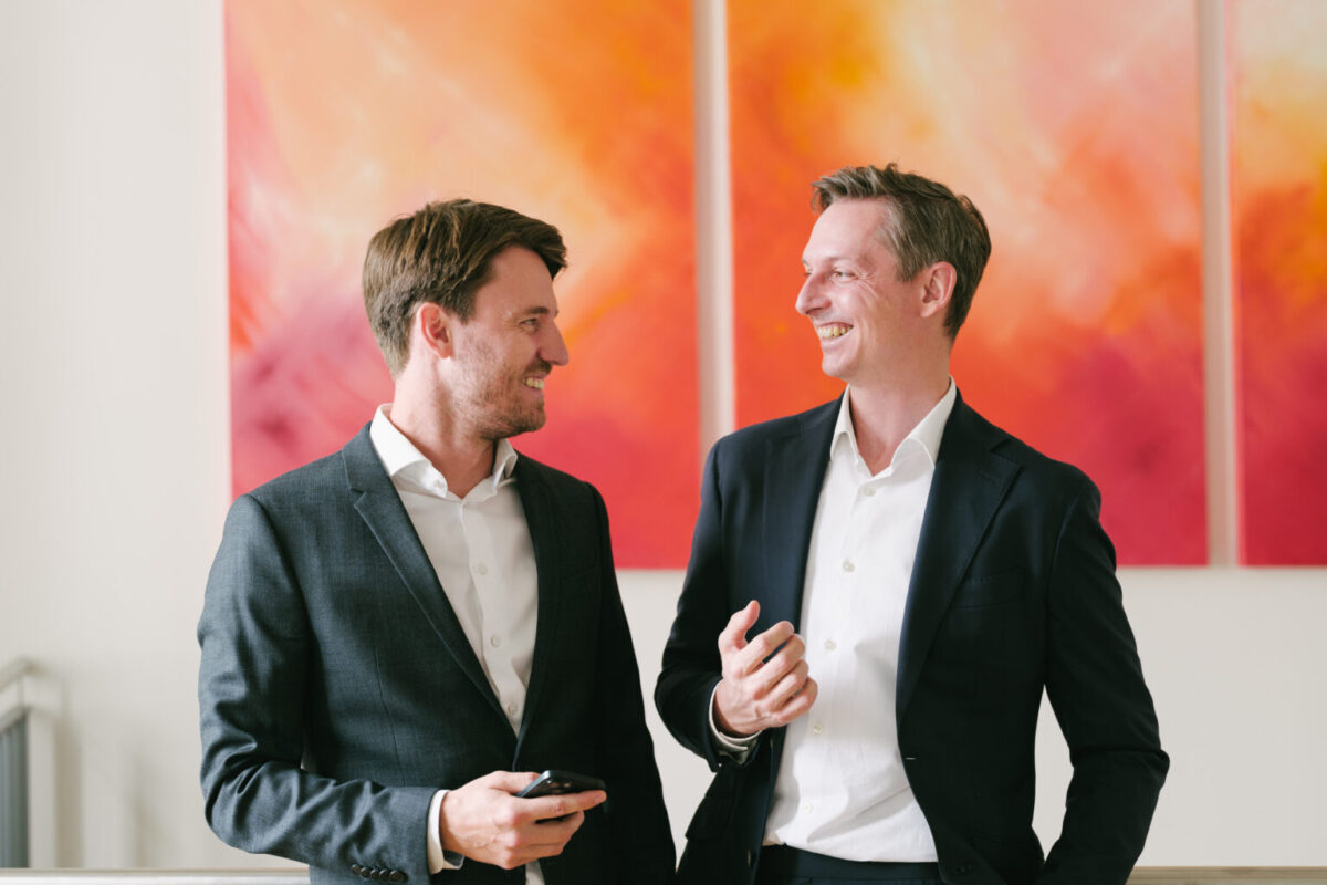 Günther und Fabian lachen sich an im EFS Office.