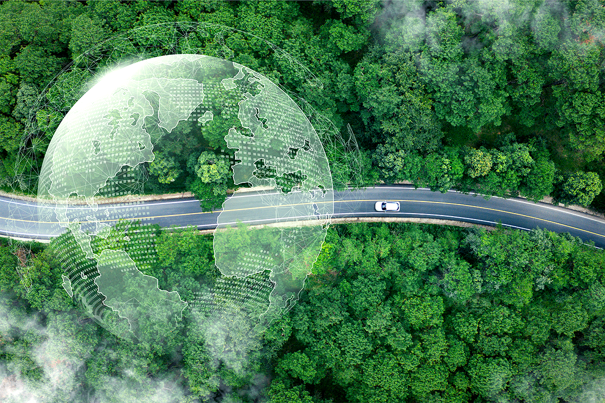Eine Abbildung zum Thema Messung in der Kreislaufwirtschaft, auf dem Bild ist ein Wald mit einer Straße von rechts kommend und einem Auto zu sehen, die in einer weiß tranparenten Weltkugel am linken Rand des Bildes mündet,