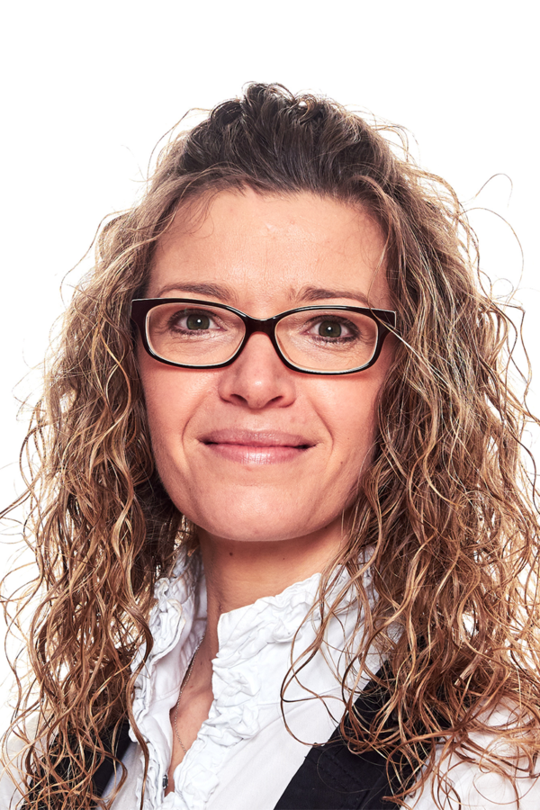 EFS portrait von Marion Ibetsberger hinter einem weißen Hintergrund