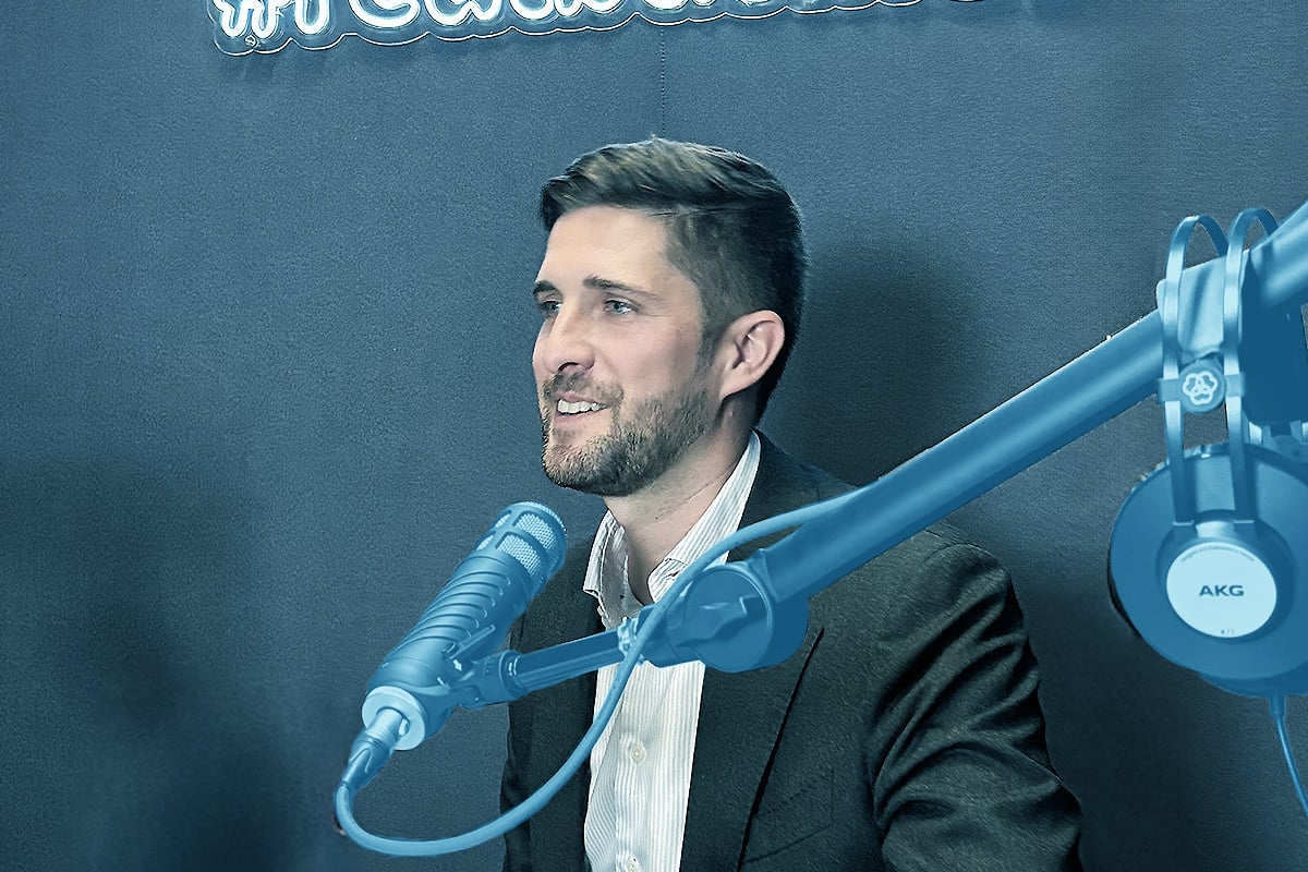 Michael Rinda im EFS Podcast Studio, spricht ins Mikro, blauer Filter
