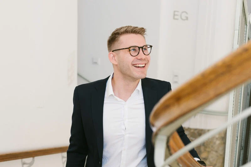 Job EFS Consulting for Supply Chain Consultancy - Consultant with blond hair and glasses