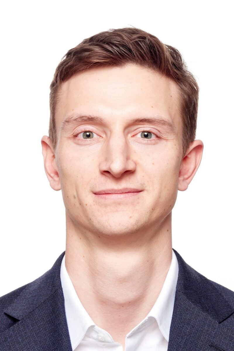 EFS Portrait of Niklas Marouschek infront of a white background.