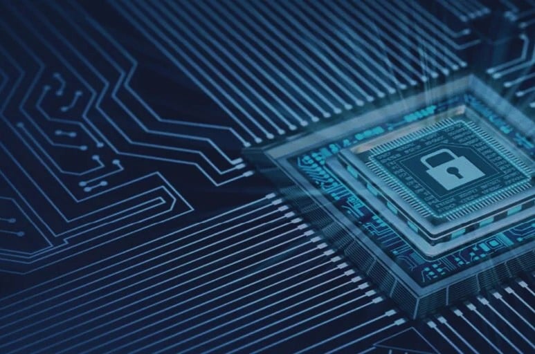 Blauer Mikrochip auf einer Leiterplatte mit Schloss-Symbol in der Mitte, das IT-Sicherheit und Datenschutz darstellt.