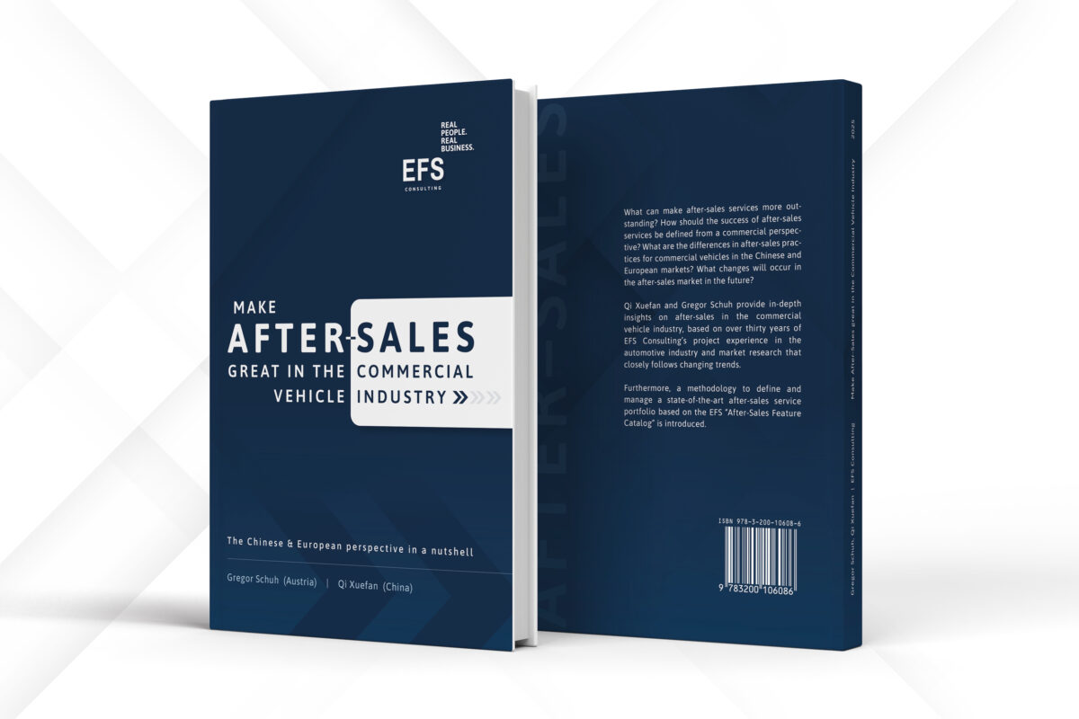 Ein dunkelblaues Buchcover eines Fachbuchs mit dem Titel "Make After-Sales great in the commercial vehicle industry", vorne und hinten dargestellt, mit modernem, minimalistischem Design und weißer Typografie.