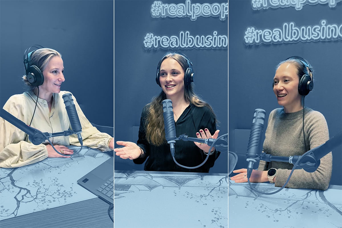Irene Racher, Victoria Langejürgen und Darya Shitova sprechen im Podcast Raum ins Mikrofon