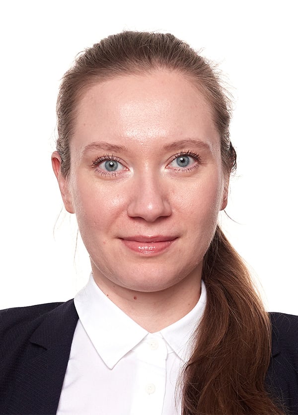EFS Consulting Portrait von Darya Shitova vor weißem Hintergrund