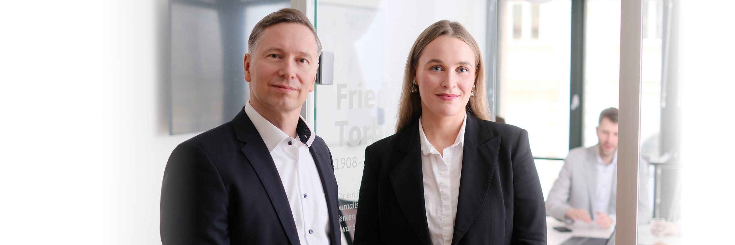 Wolfgang Walter und Victoria Langejürgen beraten Unternehmen zu Compliance, Governance und regulatorischen Anforderungen.