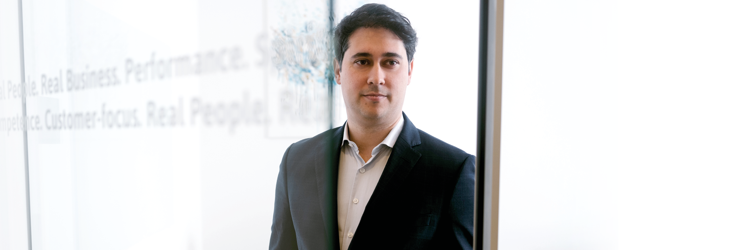 Pedro Dias präsentiert Lösungen für Produktmanagement und Lifecycle Management in einem Unternehmensumfeld.