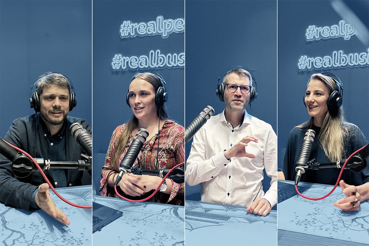 Irene Racher, Victoria Langejürgen, Ralph Zlabinger und Jonas Wagner sprechen im Podcastraum in ein Mikrofon und unterhalten sich über KI