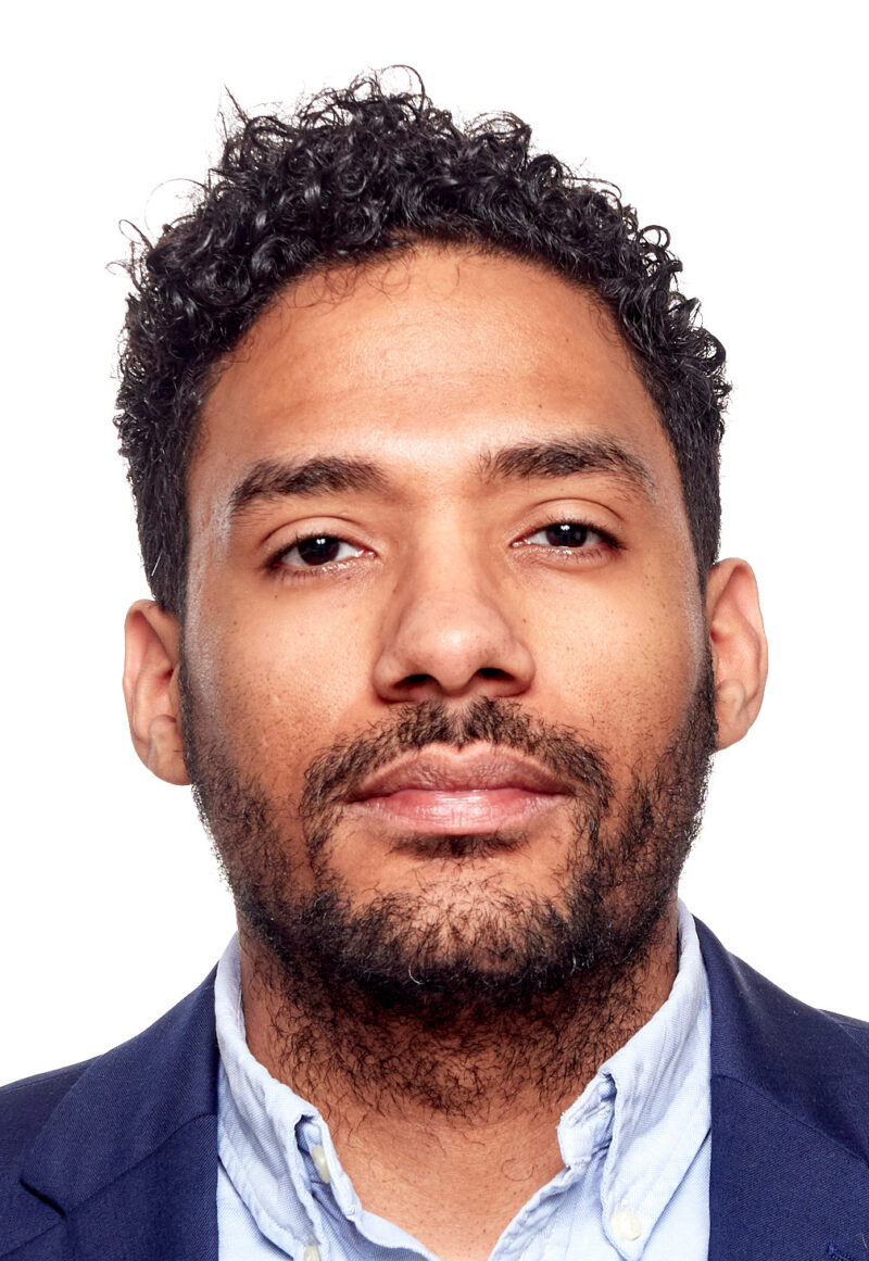 EFS Consulting portraitbild von Marcus Rosenberg im blauen Anzug vor einem weißen Hintergrund.