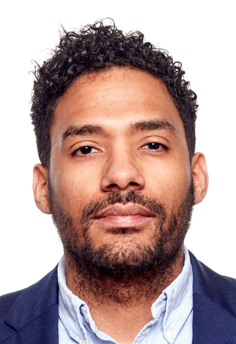 EFS Consulting portraitbild von Marcus Rosenberg im blauen Anzug vor einem weißen Hintergrund.