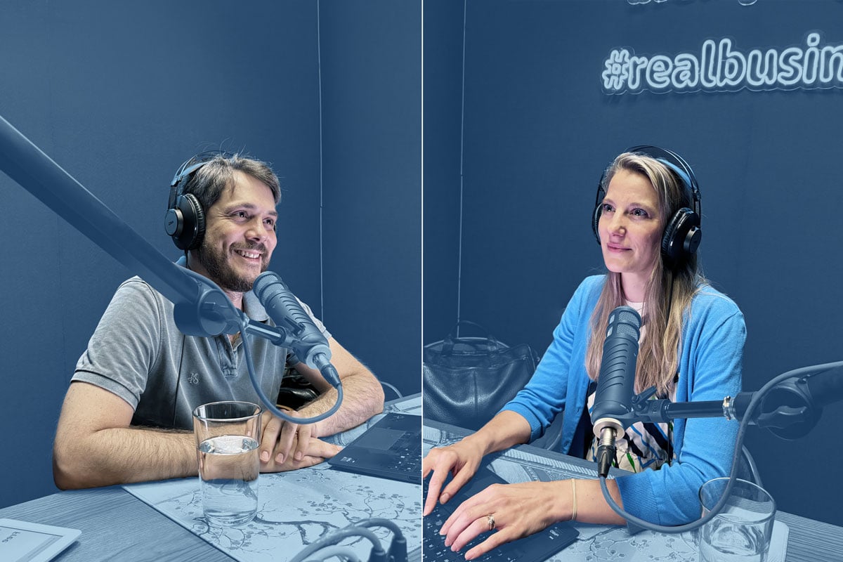 Irene Racher und Ralph Zlabinger sitzen im Podcastraum und sprechen ins Mikro
