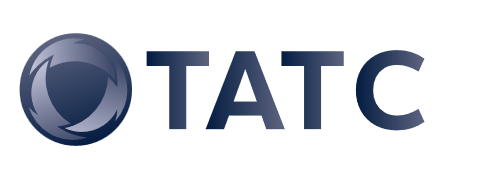 Firmenlogo der TATC auf weißem Hintergrund. Links befindet sich ein rundes, blaues Symbol mit mehreren geschwungenen Segmenten, die eine kugelförmige Struktur darstellen. Rechts daneben steht der Schriftzug „TATC“ in großen dunkelblauen Großbuchstaben. Das Design wirkt technisch, modern und international ausgerichtet.