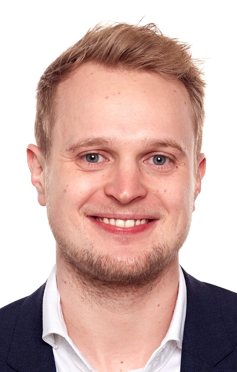 EFS Portraitfoto von Stefan Fink vor einem hellen Hintergrund.