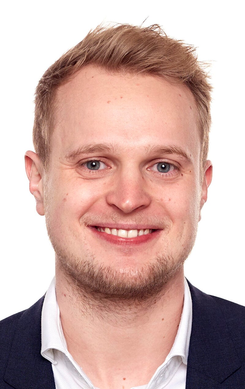 EFS Portraitfoto von Stefan Fink vor einem hellen Hintergrund.