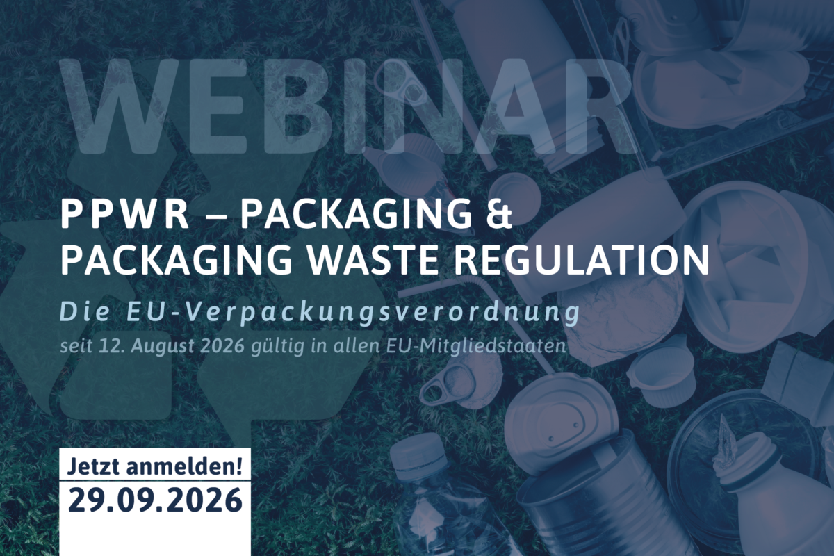 Webinar zur EU-Verpackungsverordnung (PPWR – Packaging & Packaging Waste Regulation). Hintergrund mit verschiedenen Verpackungsabfällen wie Plastikflaschen, Dosen, Bechern und Besteck auf einer grünen Naturfläche. Text: „PPWR – Packaging & Packaging Waste Regulation. Die EU-Verpackungsverordnung. Seit 12. August 2026 gültig in allen EU-Mitgliedstaaten. Jetzt anmelden! 29.09.2026“.